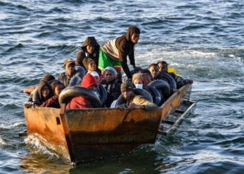 Cuatro migrantes murieron y otros 51 desaparecieron, tras hundirse un barco en Túnez