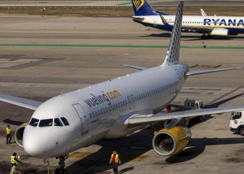 El Ministerio de Consumo abre expediente sancionador a aerolíneas por el cobro del equipaje de mano, entre otras cuestiones