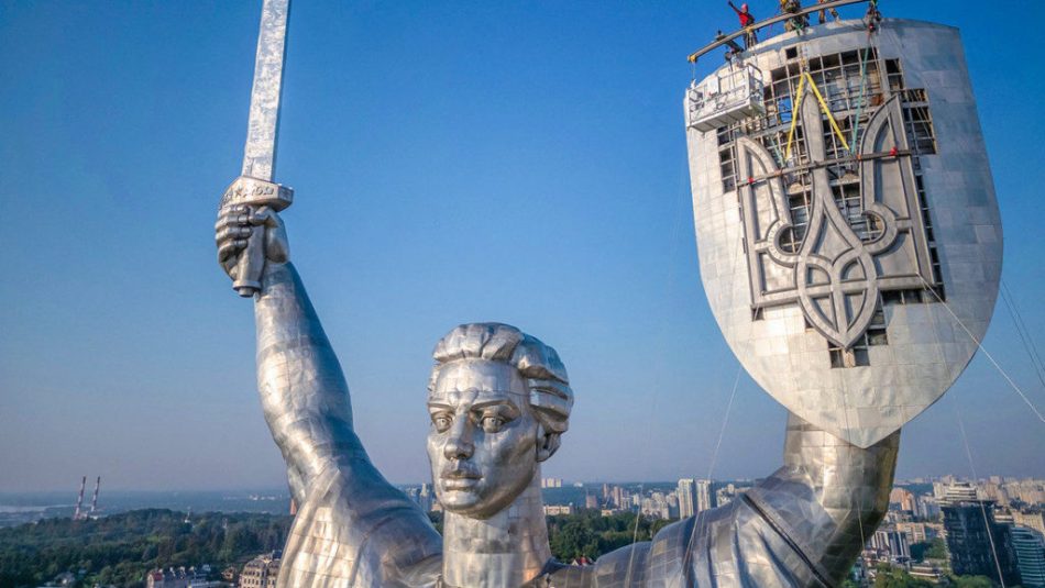 Reemplazan por el tridente ucraniano el escudo de la URSS del monumento de la Madre Patria en Kiev