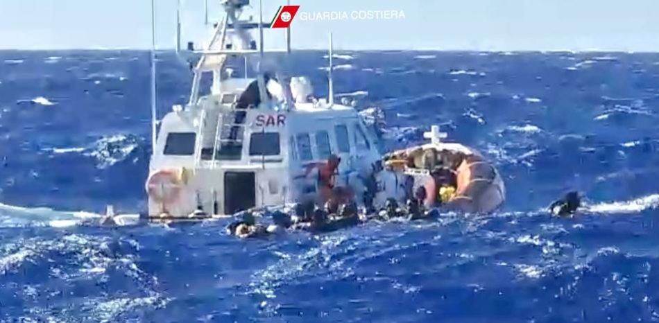 Al menos 41 migrantes mueren en un nuevo naufragio frente a la isla italiana de Lampedusa
