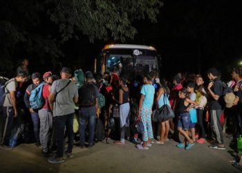 Al menos mil 300 migrantes parten de Honduras hacia Guatemala