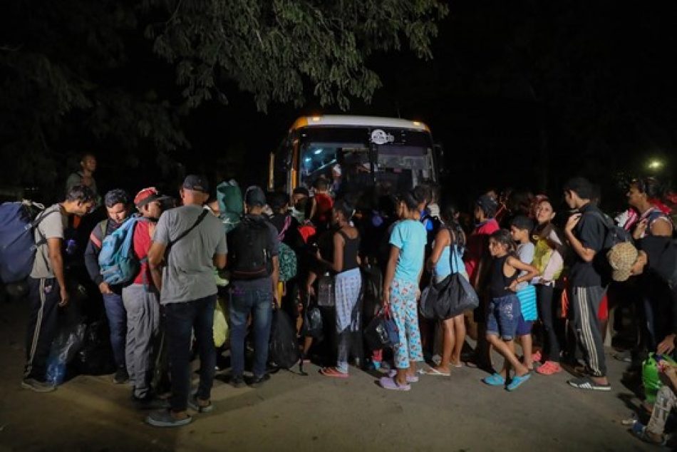 Al menos mil 300 migrantes parten de Honduras hacia Guatemala