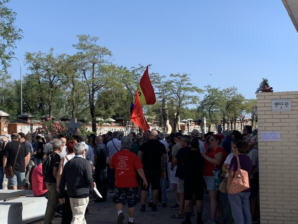 Multitudinario homenaje a las 13 Rosas en el cementerio de la Almudena