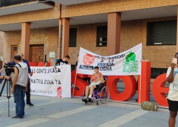 Los desahuciados del bloque La Dignidad en Móstoles, acampan frente a los juzgados en protesta