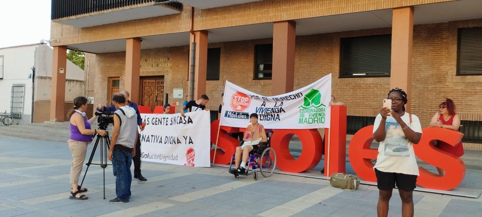 Los desahuciados del bloque La Dignidad en Móstoles, acampan frente a los juzgados en protesta