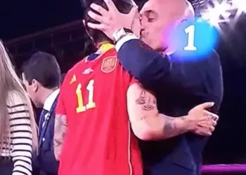 Luis Rubiales se defiende insultando a quienes le critican por el beso en la boca a la jugadora Jenni Hermoso tras la victoria de la selección en el Mundial