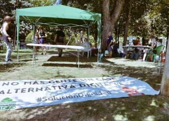 Continúa el acoso y hostigamiento a las 18 familias desahuciadas del Edificio Dignidad de Móstoles, que malviven en el Parque Huertas bajo una ola de calor