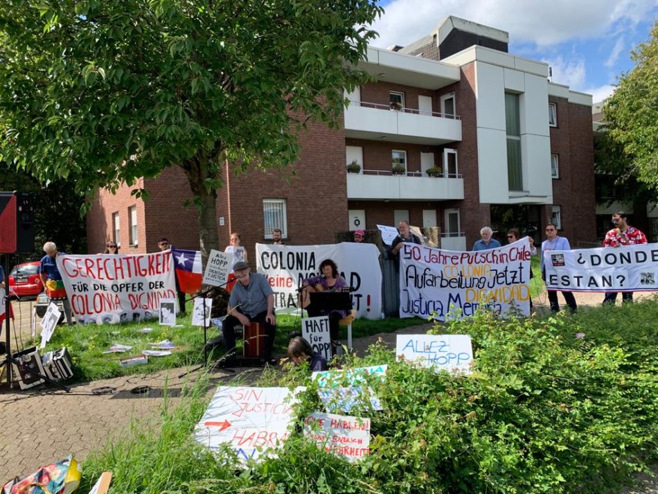 Escrache en Alemania contra uno de los responsables de abusos a menores, torturas, asesinatos y desapariciones en la Colonia Dignidad durante la dictadura de Pinochet