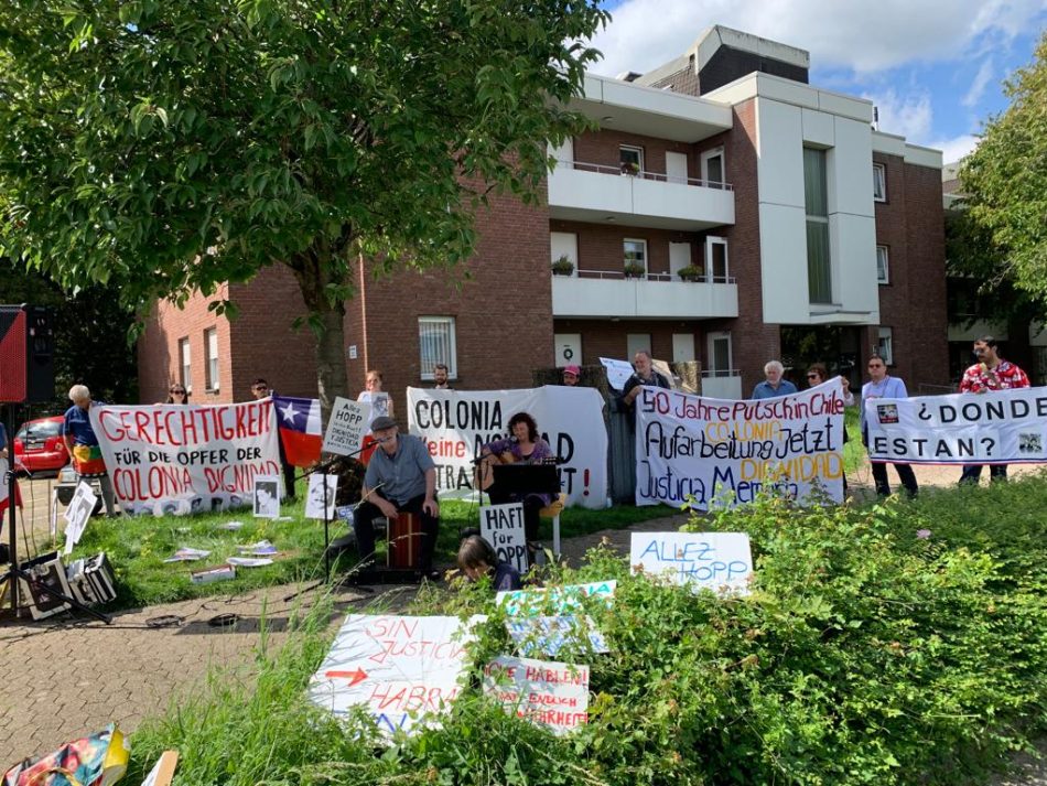 Escrache en Alemania contra uno de los responsables de abusos a menores, torturas, asesinatos y desapariciones en la Colonia Dignidad durante la dictadura de Pinochet