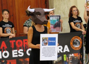 Animalistas piden la abolición de los festejos taurinos ante el Ayuntamiento de Alfafar