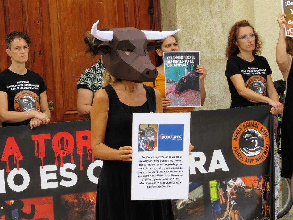 Animalistas piden la abolición de los festejos taurinos ante el Ayuntamiento de Alfafar