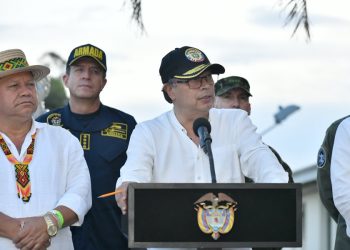 Gustavo Petro llama a un cese inmediato de las hostilidades para sentar las bases de los diálogos de paz en Colombia