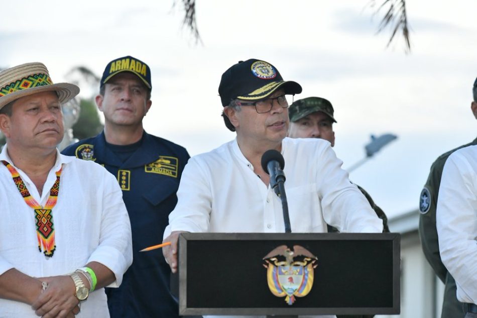 Gustavo Petro llama a un cese inmediato de las hostilidades para sentar las bases de los diálogos de paz en Colombia