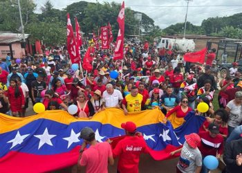 Venezolanos movilizados en defensa de la Revolución bolivariana
