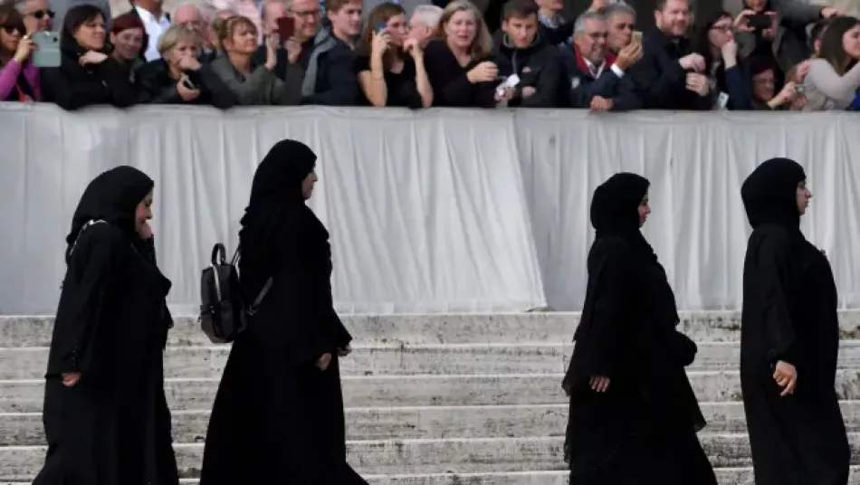 Polémica en Francia por prohibición de abaya en escuelas