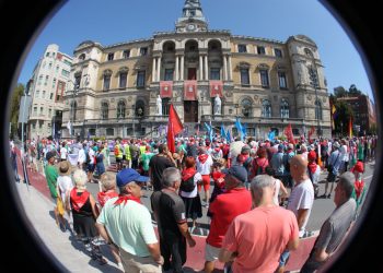 Movilización ayer en Bilbao: «Pensionistas aurrerá. Adelante pensionistas»