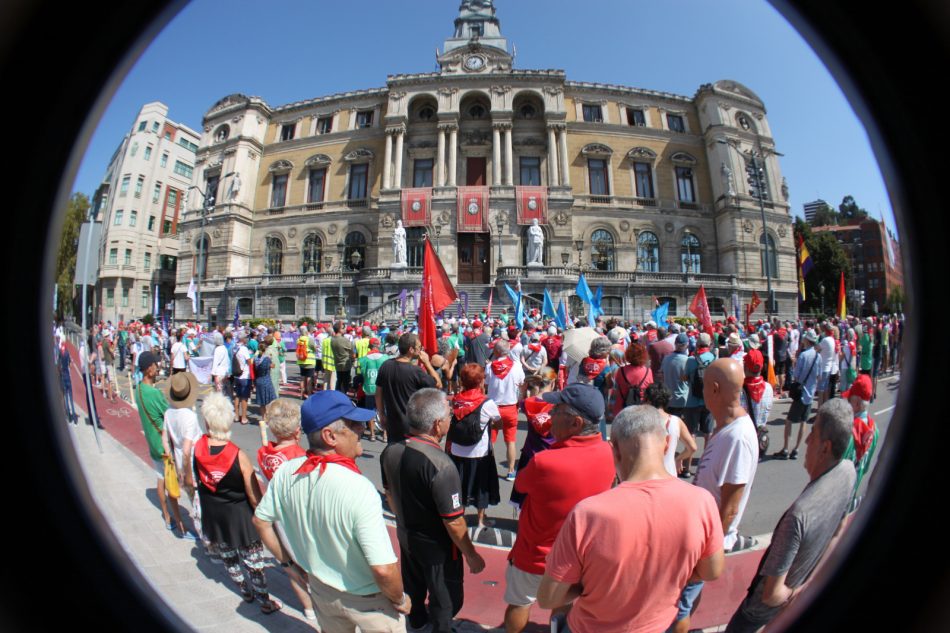 Movilización ayer en Bilbao: «Pensionistas aurrerá. Adelante pensionistas»