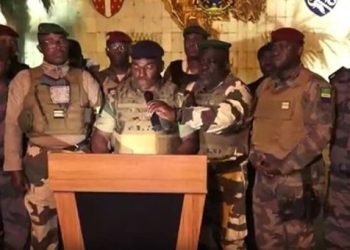 Militares disuelven instituciones gubernamentales y cierran las fronteras en Gabón