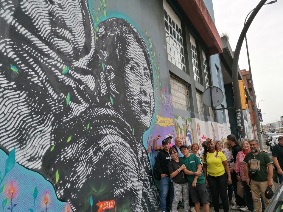 El artista colombiano Mauricio Poveda realiza «Mural por la vida» en la Casa Sindical de Gijón