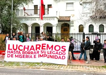 Chile: Estudiantes son duramente reprimidos por protestar en sede pinochetista: «Lucharemos hasta borrar su legado de miseria e impunidad»