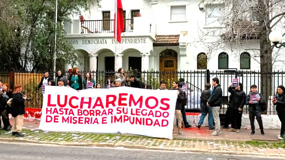 Chile: Estudiantes son duramente reprimidos por protestar en sede pinochetista: «Lucharemos hasta borrar su legado de miseria e impunidad»