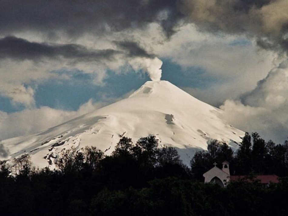 Chile mantiene la Alerta Amarilla ante la erupción del volcán Villarrica