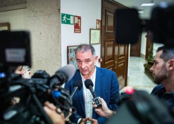 Enrique Santiago ve “normal” que Sémper use las lenguas cooficiales en el Congreso pero reprocha al PP su “incoherencia” al maniobrar al mismo tiempo para impedir que sea oficial