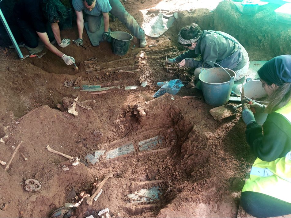 Termina la exhumación de cuatro víctimas de la represión franquista en el cementerio de Bértoa