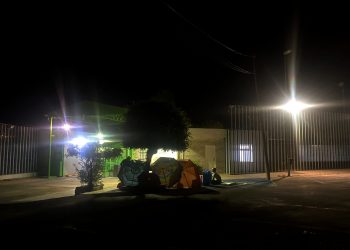 8 personas solicitantes de asilo de distintas nacionalidades duermen a las puertas del CETI de Melilla