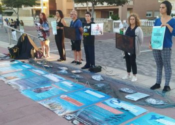 Activistas se concentran en Denia contra «la realidad oculta de la industria pesquera»