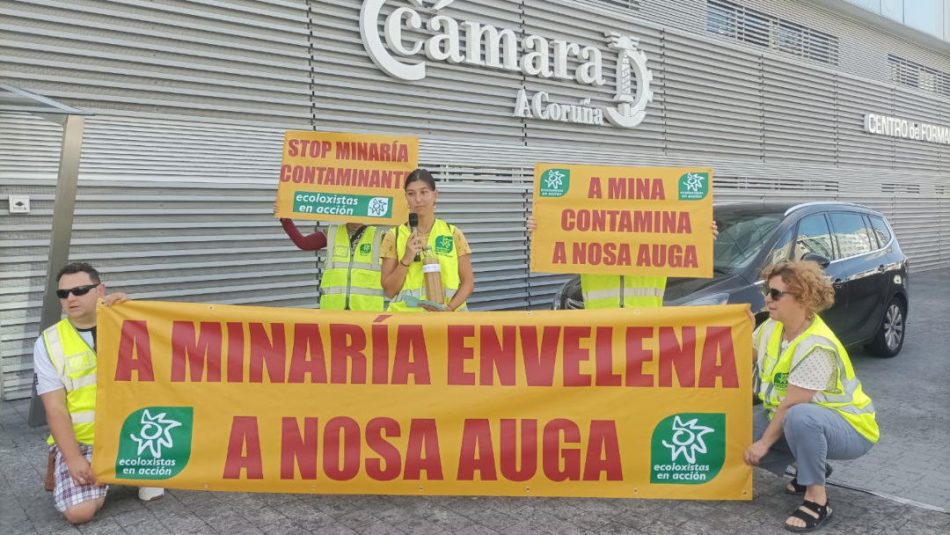 Ecologistas en Acción lleva agua de las minas de San Finx y Touro a la Cámara Minera