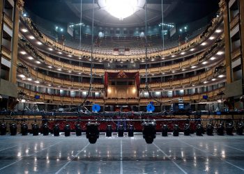 El Coro del Teatro Real desconvoca la huelga al conseguir suspender las cláusulas abusivas de sus contratos