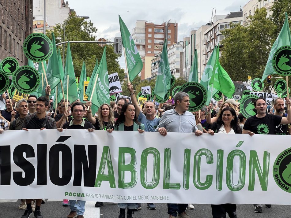 PACMA congrega miles de personas en Misión Abolición, que se consolida como la manifestación antitaurina más grande del año