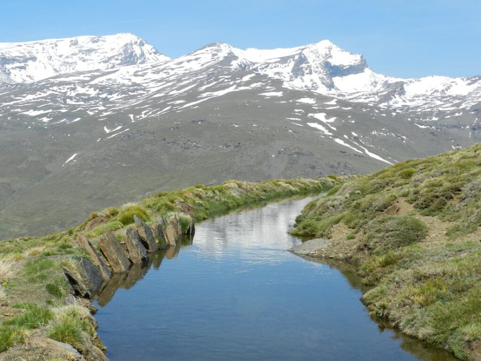 En plena sequía histórica, estamos recurriendo a una tecnología medieval casi olvidada: «sembrar» agua