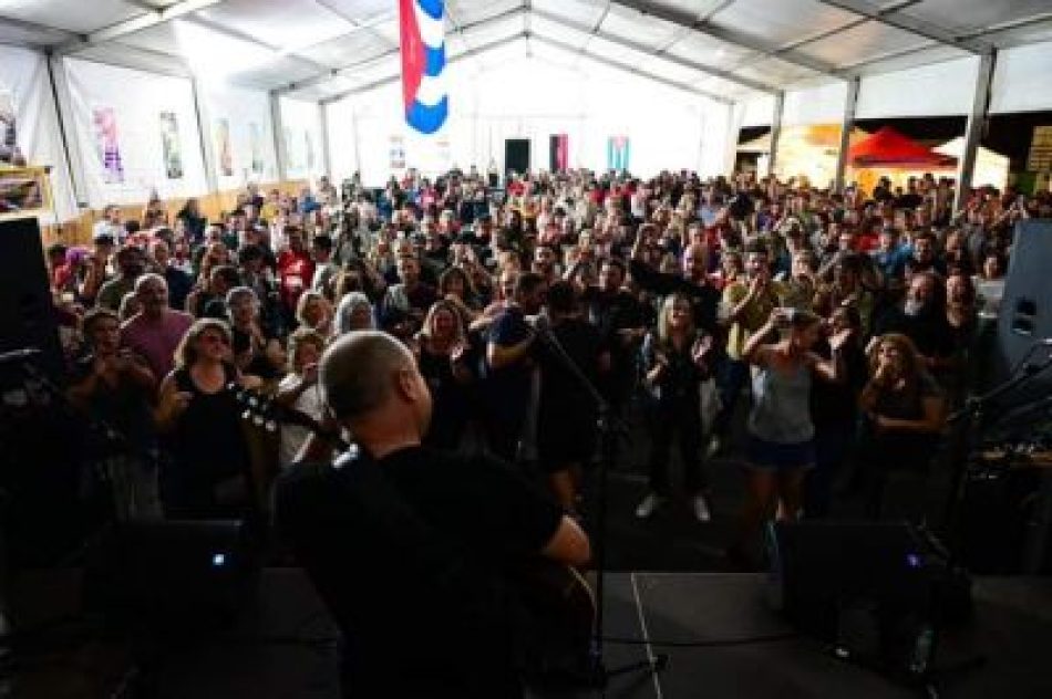 «Cuba Sí, Bloqueo No»: cientos de personas solidarias tomaron parte en las actividades del Rincón Cubano en la Fiesta del PCE