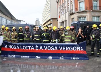 Malia os intentos de criminalizar a súa xusta loita, os bombeiros comarcais continúan reclamando condicións dignas