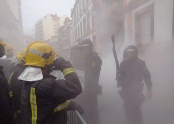 As cargas policiais ás portas da Deputación de Ourense deixan varios bombeiros feridos