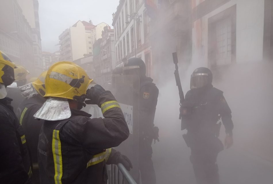 As cargas policiais ás portas da Deputación de Ourense deixan varios bombeiros feridos