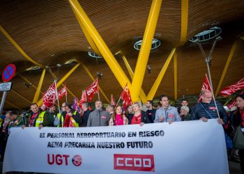 Cientos de trabajadores y trabajadoras de Iberia se concentran contra la precarización laboral por las licitaciones del handling