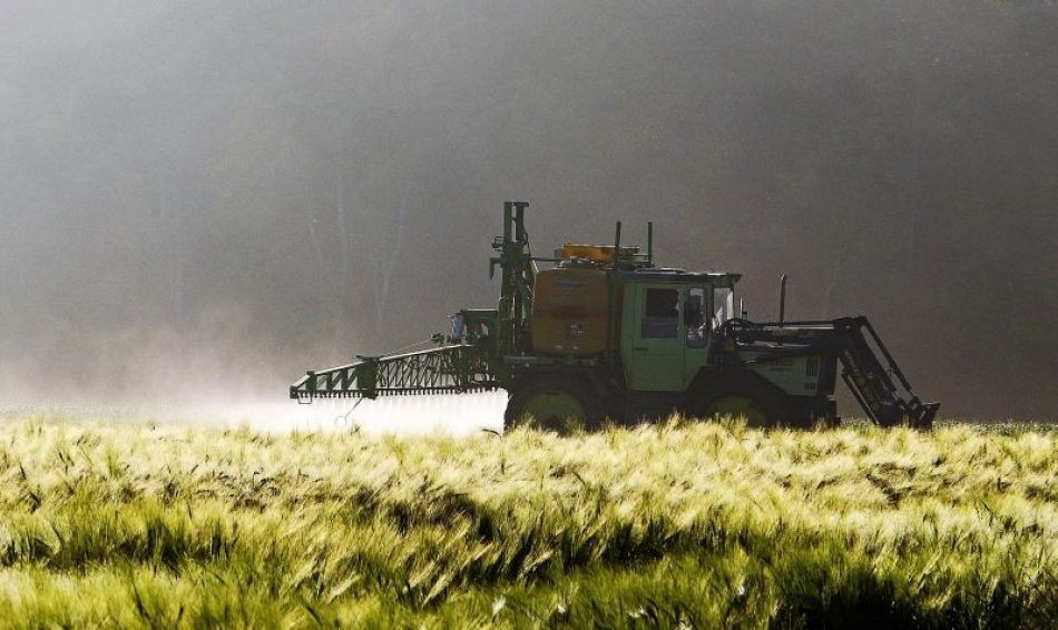 La Comisión Europea cede una vez más ante la presión de la industria química y agrícola