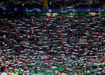 Hinchada del Celtic muestra apoyo a Palestina, pese a costarle multas
