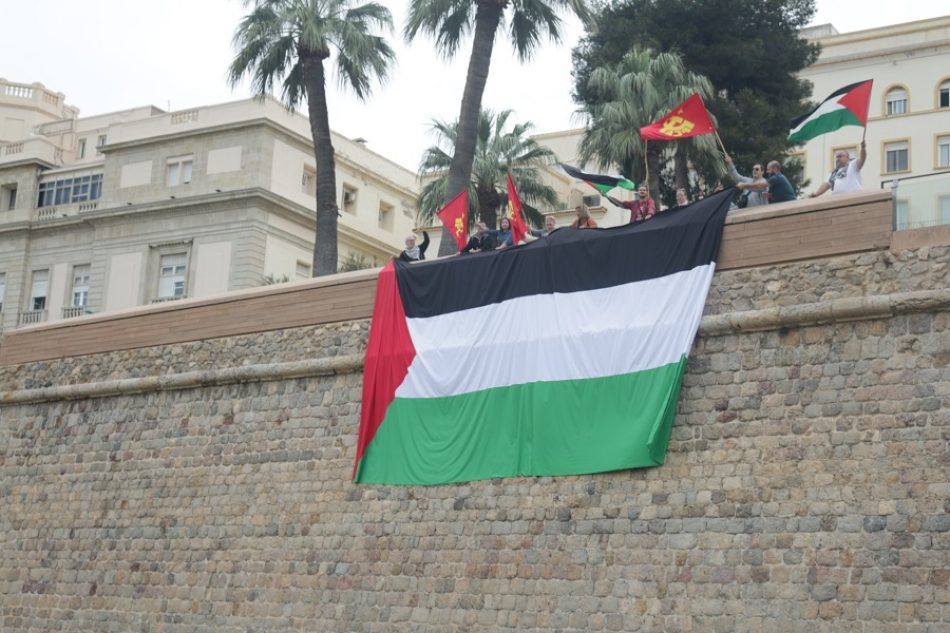 La solidaridad con Palestina ondea sobre la muralla del Mar de Cartagena