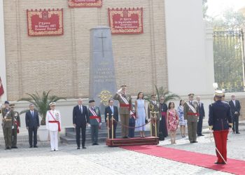 Izquierda Unida reclama explicaciones sobre la vulneración de la Ley de Memoria con un tapiz de homenaje al dictador Franco durante la jura de Leonor de Borbón 