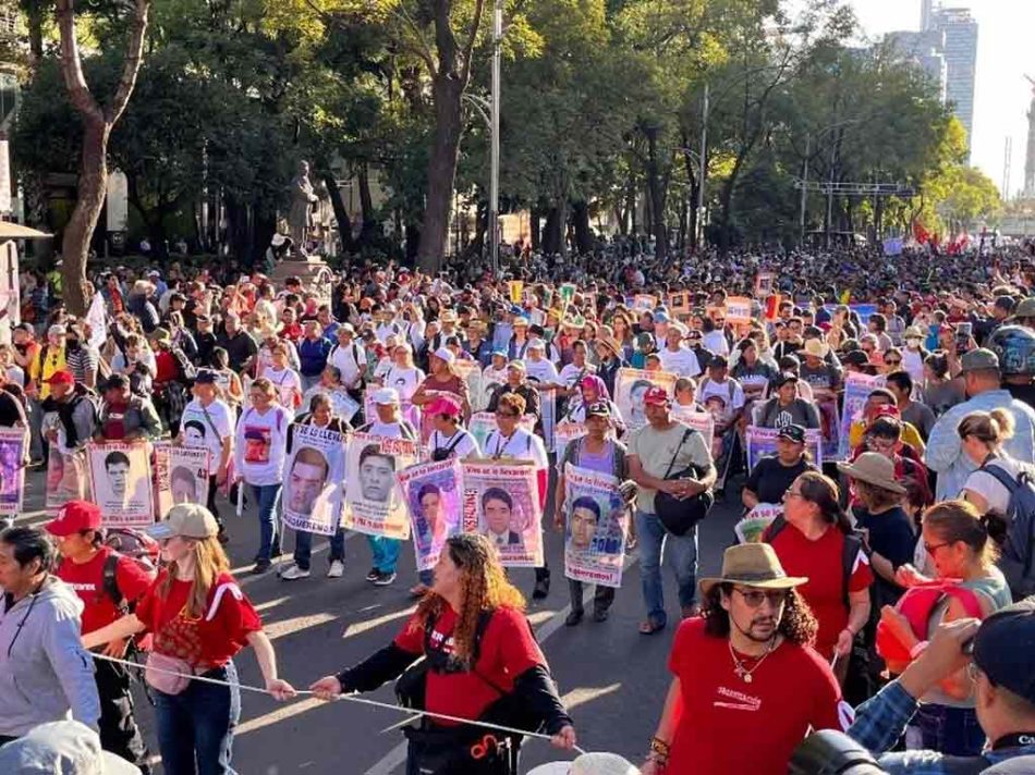 Padres de los 43 de Ayotzinapa reciben reveladora documentación