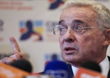 La fiscalía de Colombia acusa formalmente al expresidente Uribe