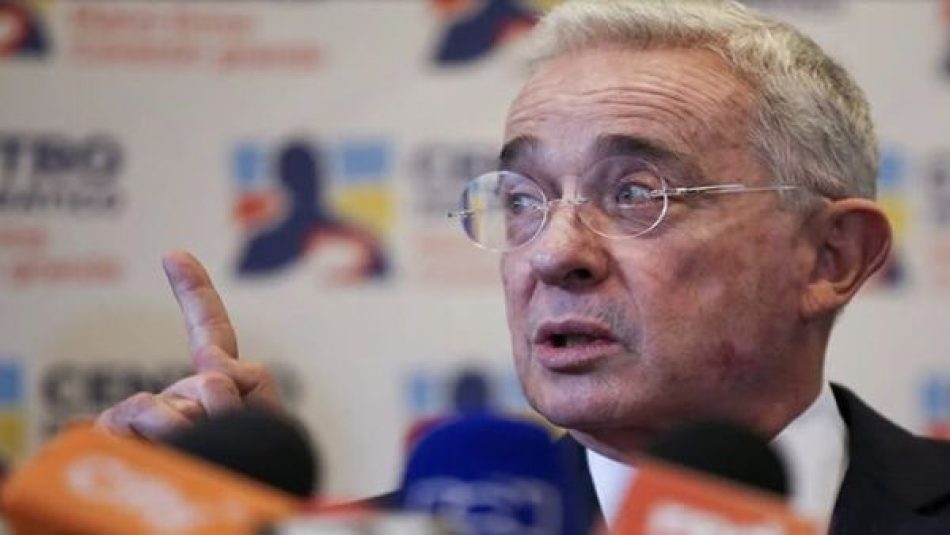 Tribunal colombiano cita a Uribe Vélez por caso en su contra