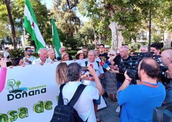 Un centenar de personas se “plantan” en defensa de Doñana ante la sede de la Junta de Andalucía en Sevilla