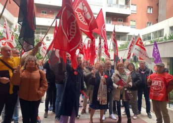 CCOO, UGT y CGT se concentran contra los 21 despidos de personal laboral que trabaja en centros de menores en CyL