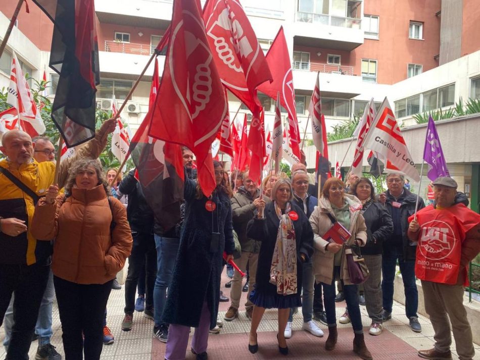 CCOO, UGT y CGT se concentran contra los 21 despidos de personal laboral que trabaja en centros de menores en CyL