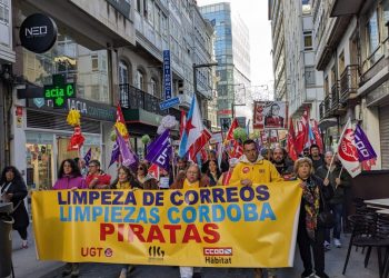 O persoal de limpeza de Correos maniféstase na Coruña para reclamar o cobro inmediato dos seus salarios